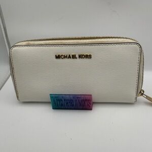 Michael Kors Jet Set  Zip-Around Wallet in Optic White EUC
